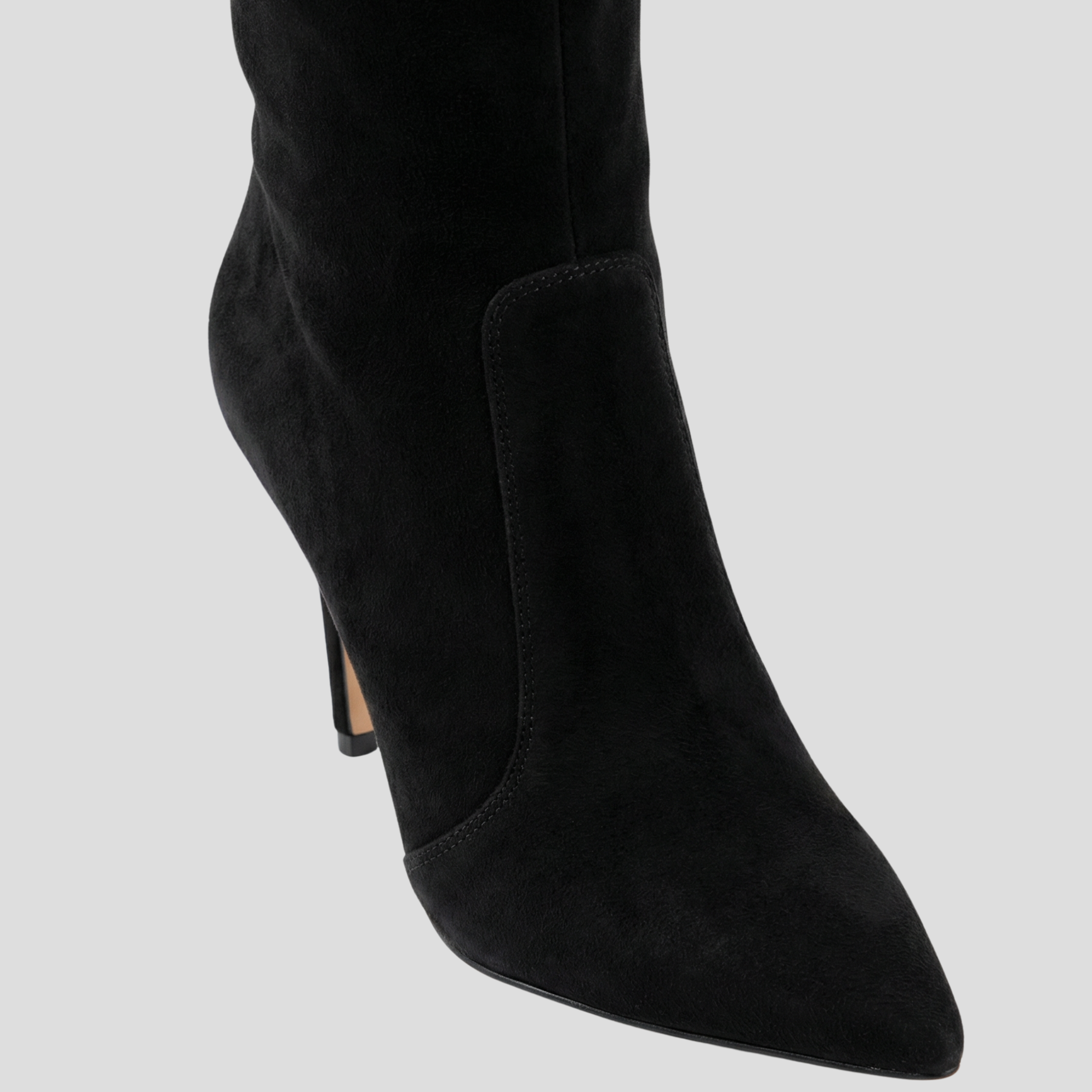 Knee-high pointed-toe women's boots with a slim heel and clean vertical silhouette