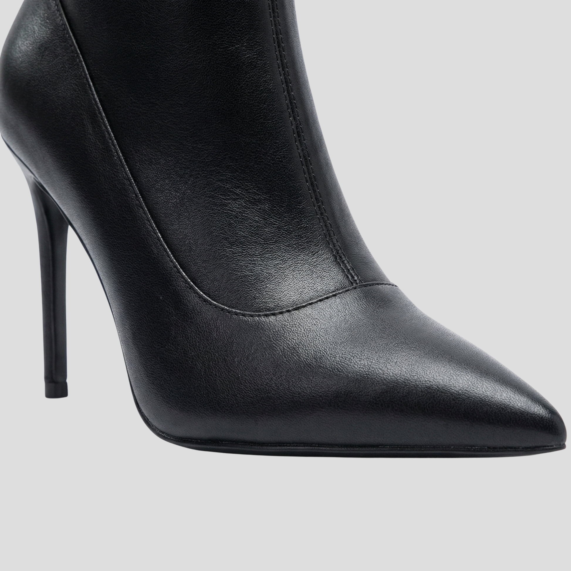 Women's knee-high pointed-toe boots with slim heel and side zip in black and white