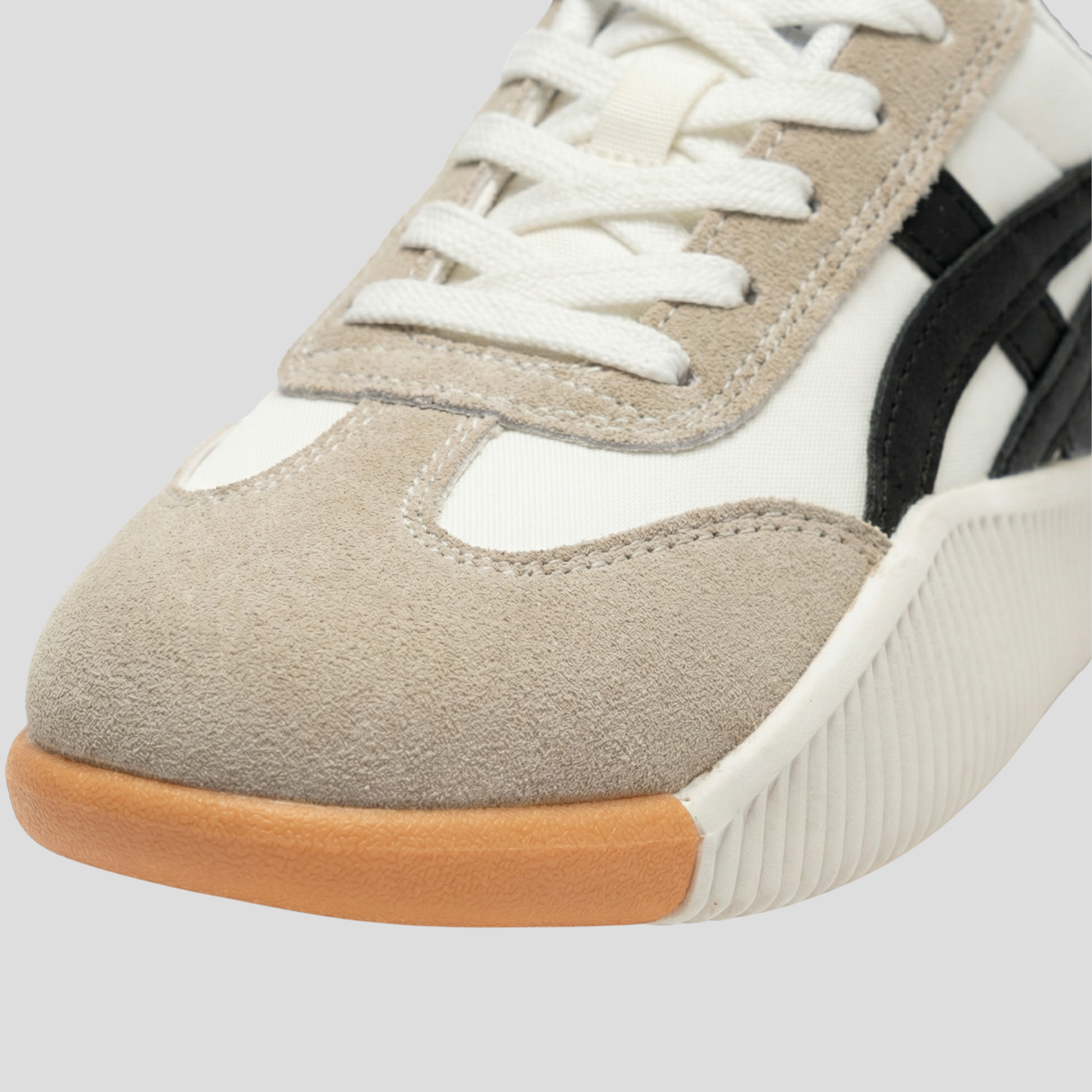 Women's low-profile sneakers with contrast panel detailing in white colorway
