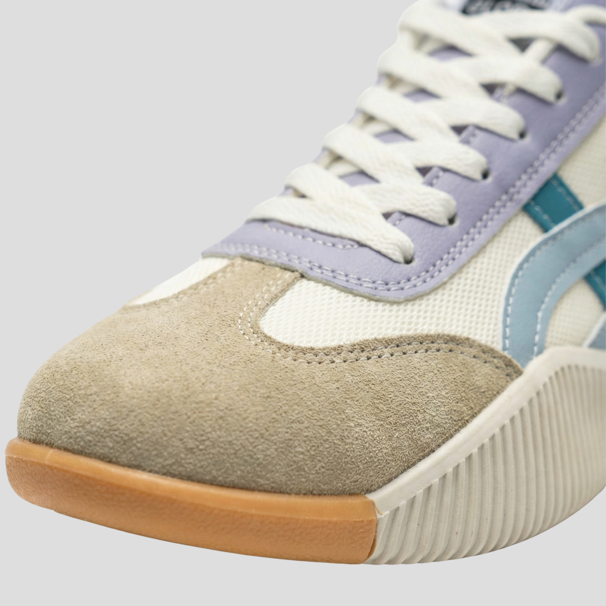 Women's low-profile sneakers with contrast panel detailing in white colorway