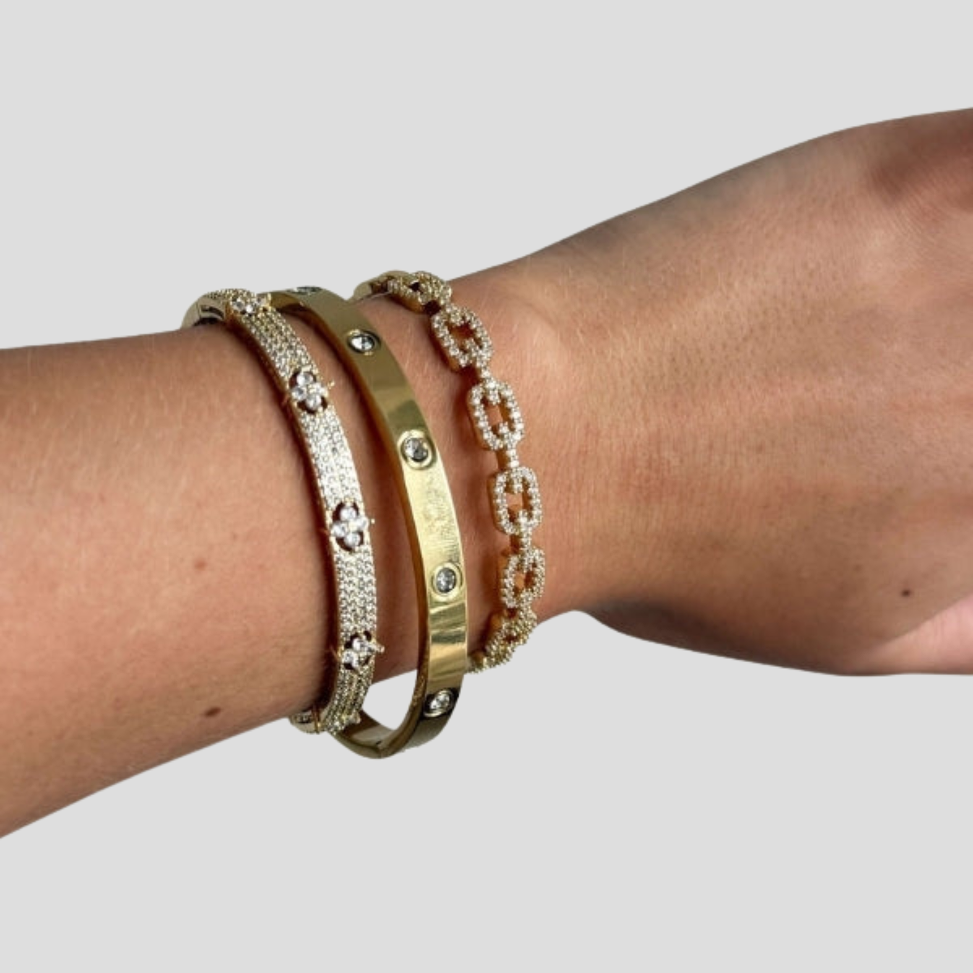 Women's oval link bracelet with pavé sparkle finish in gold and silver tones