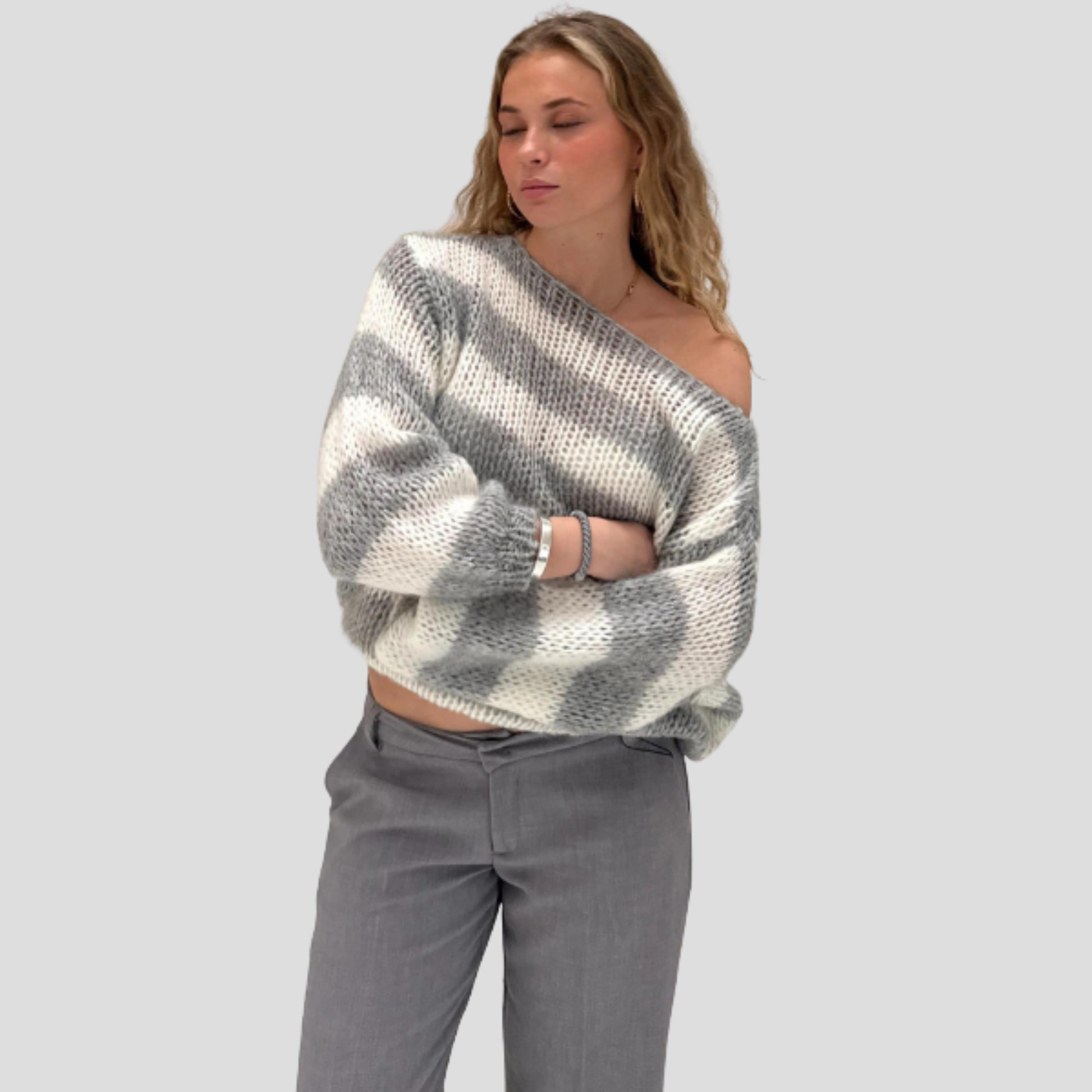 Women's striped straight-silhouette sweater with ribbed sleeves and hem