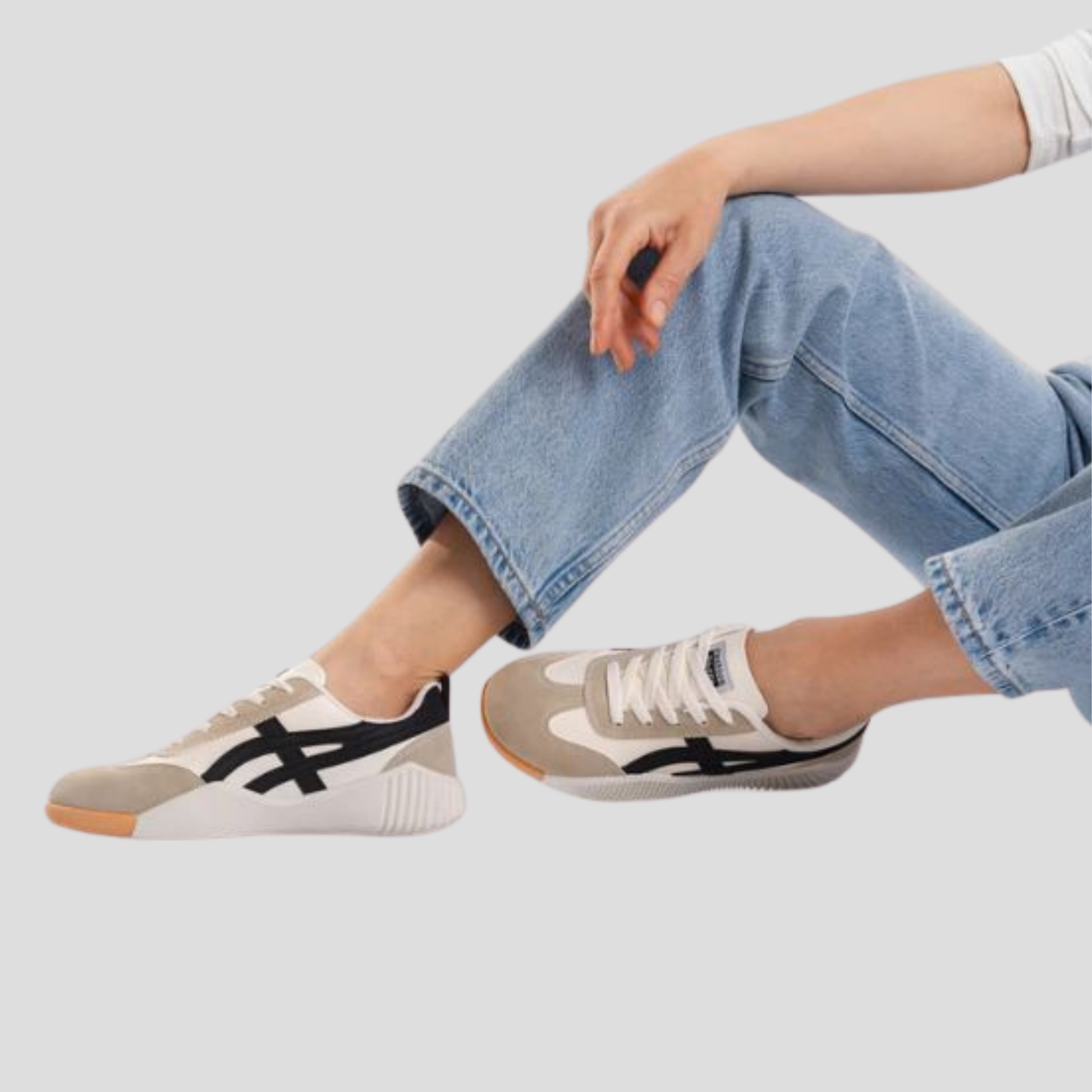 Women's low-profile sneakers with contrast panel detailing in white colorway