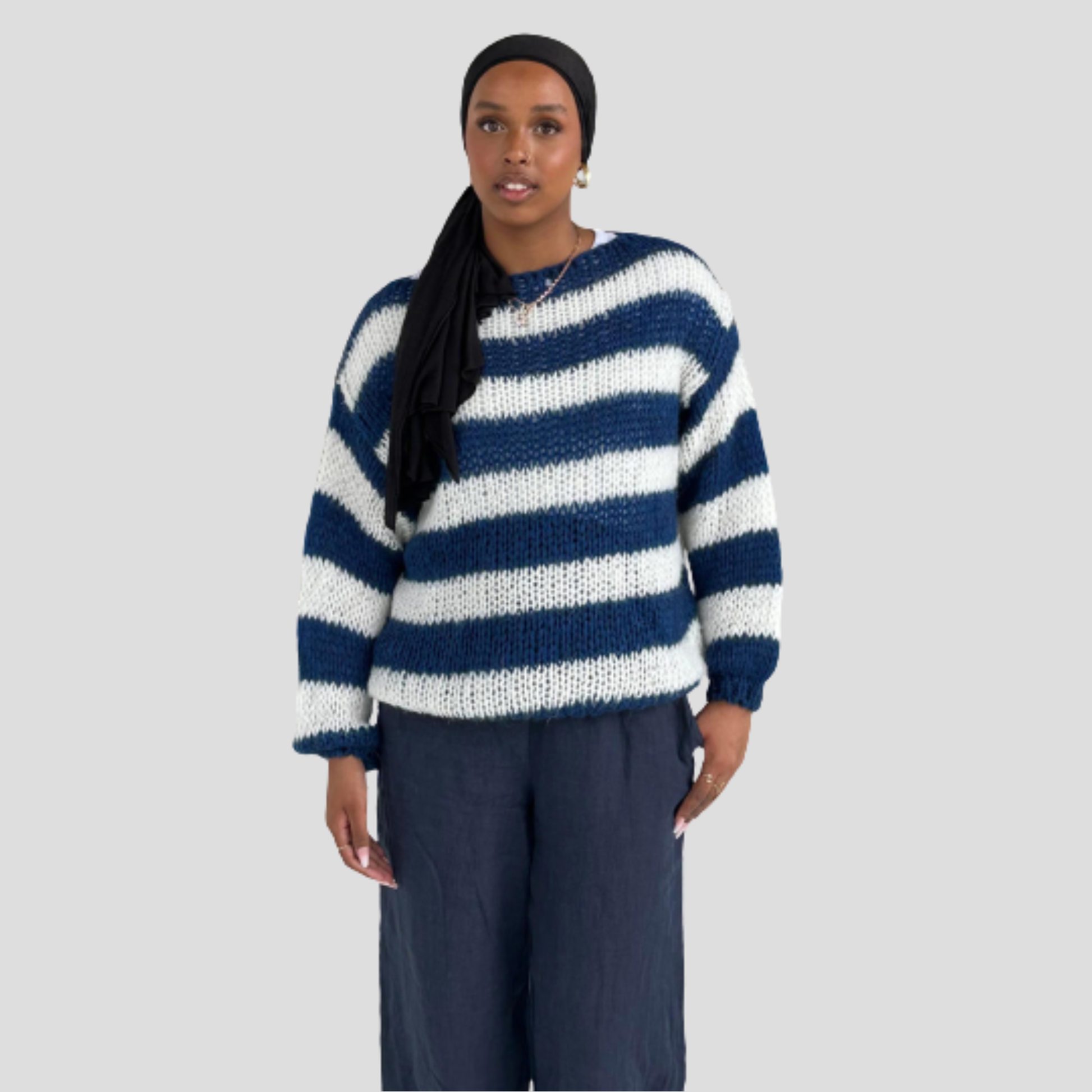 Women's striped straight-silhouette sweater with ribbed sleeves and hem