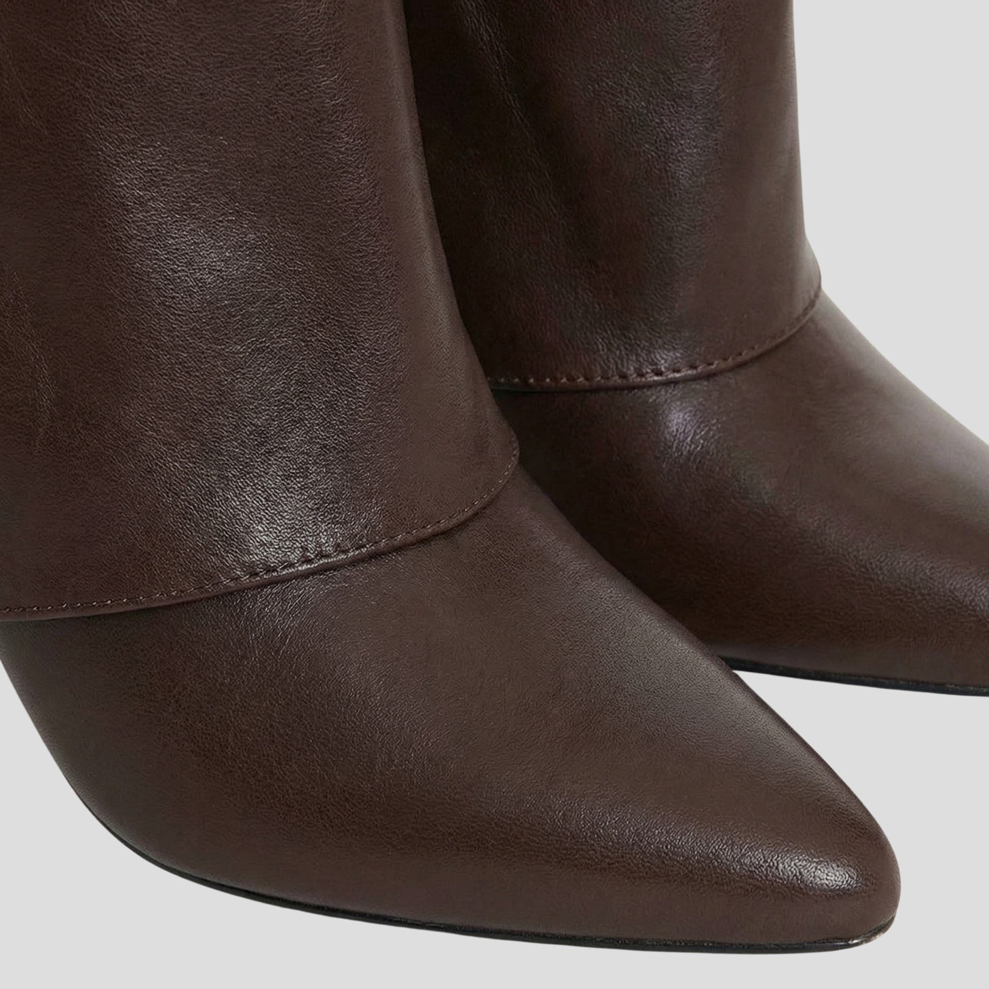 Sculpted knee-high women's boots with pointed toe and slim heel in black and brown