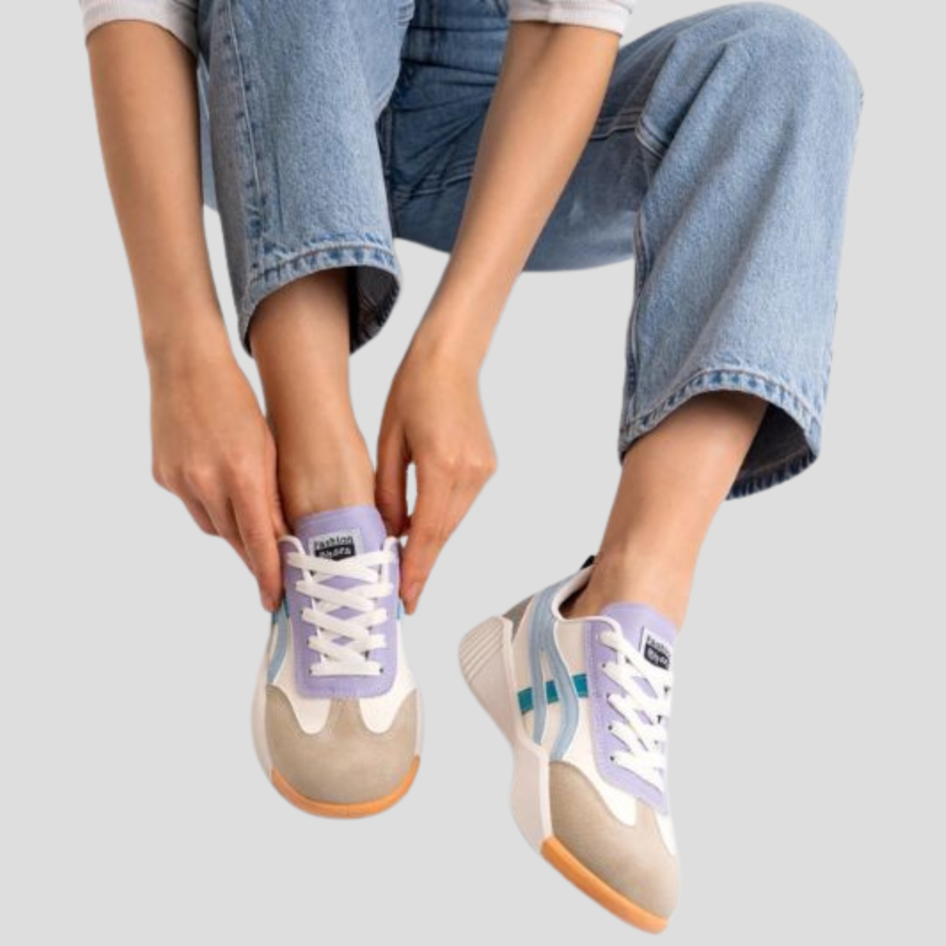 Women's low-profile sneakers with contrast panel detailing in white colorway