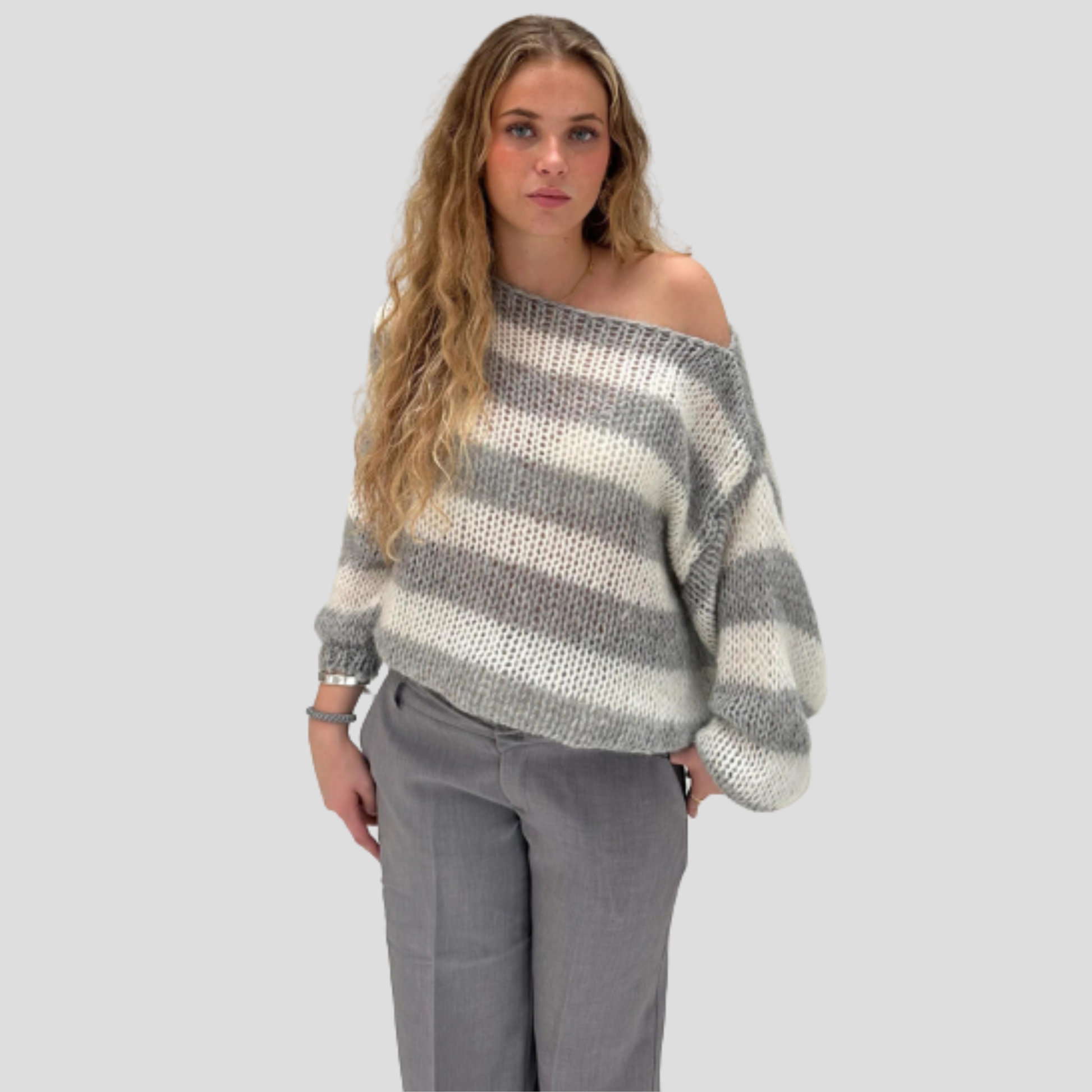 Women's striped straight-silhouette sweater with ribbed sleeves and hem