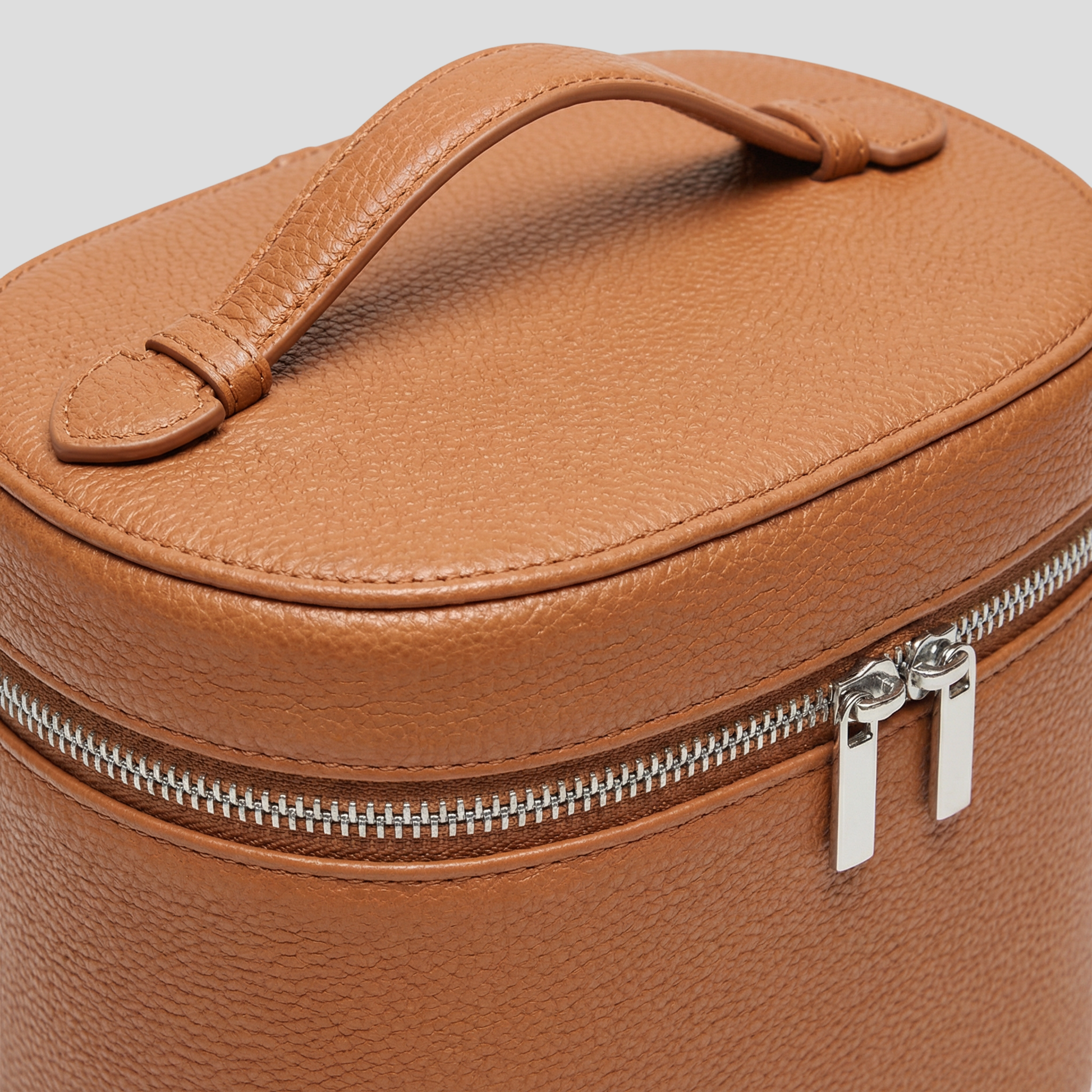 Box-shape women's vanity case with zip closure in assorted colors